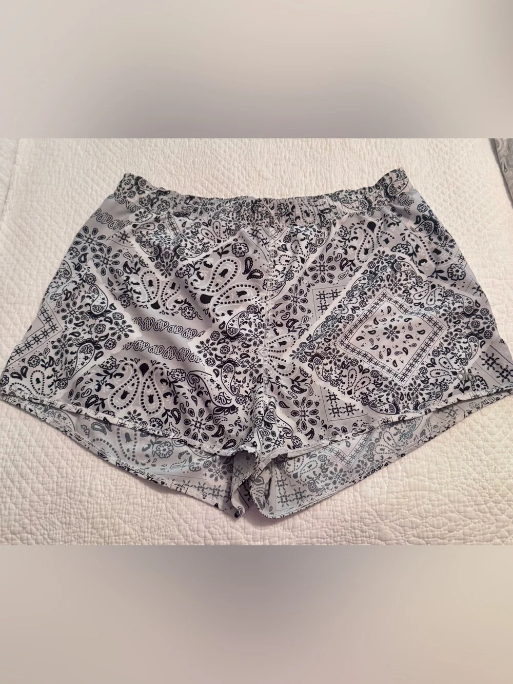 Alo Yoga Stride is the best Shorts in Black and White Print     Size XL